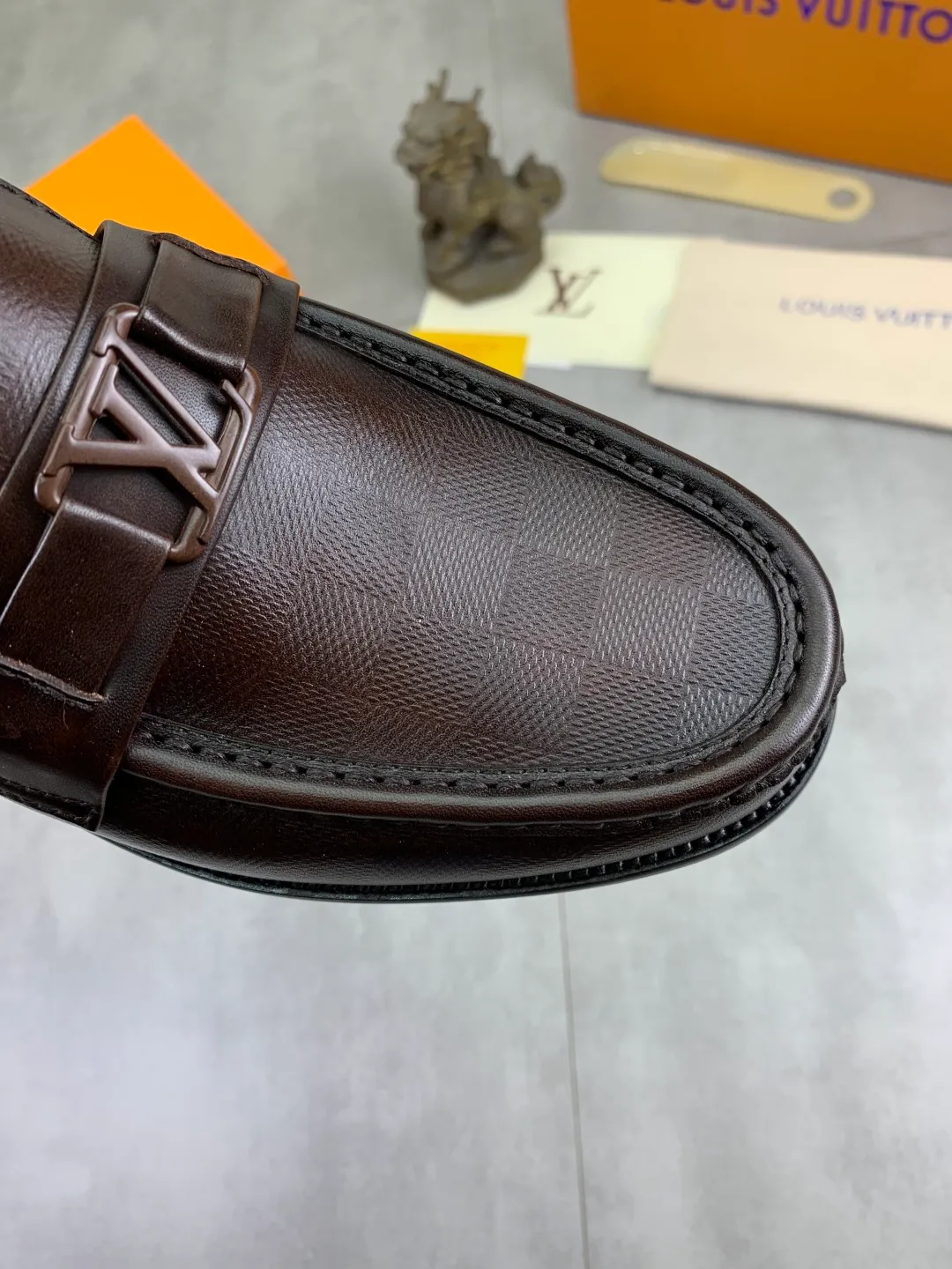 Men's men's shoes 💰P520 New style 💶[LOUIS VUITTON] Water-dyed Niuli Original order New style 🍀LV Louis Vuitton *——Top version of LV classic leather shoes! Made of imported original calfskin, original leather side strips and wear-resistant high-end rubber outsole! High quality products! Color: Black optional Size: 39-44 (45 customized)